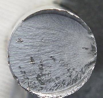 通過對斷裂面的宏觀觀察，估計斷裂機構。